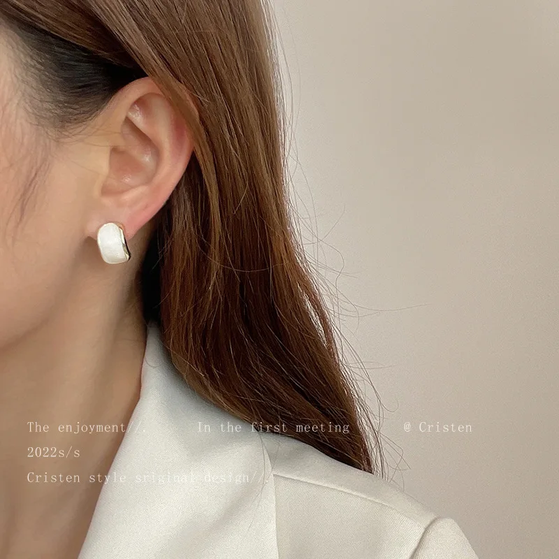 WENHQ New Arrival Vintage Flower Leaf Clip on Earrings for Women's Party Luxury Rhinestone Pearl Cuff Ear Clip Jewelry Accessory view 3