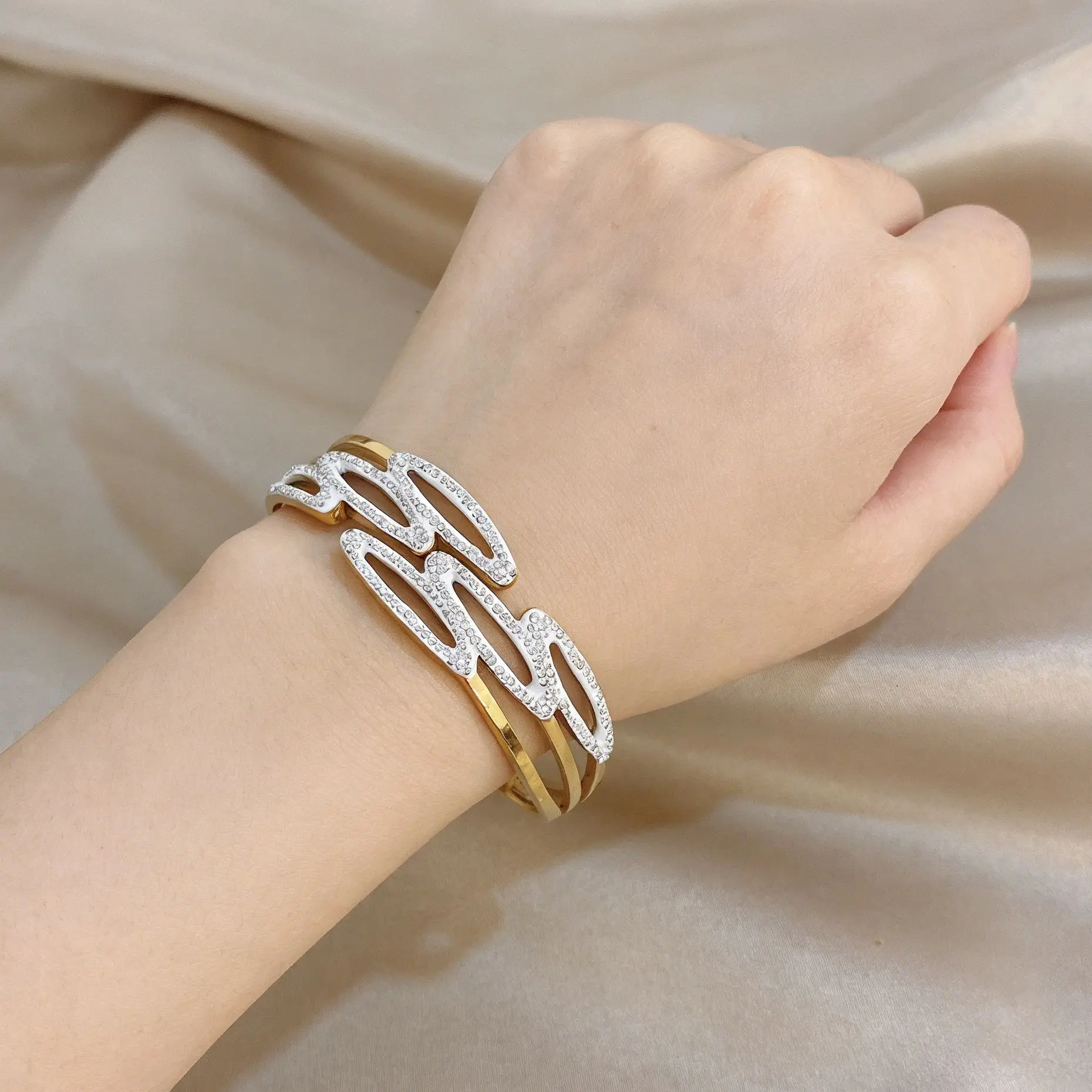 

DODOHAO Modern Geometric Hollow Gold Plated Stainless Steel Bracelet for Women Waterproof Open Bangle Daily Jewelry Accessories