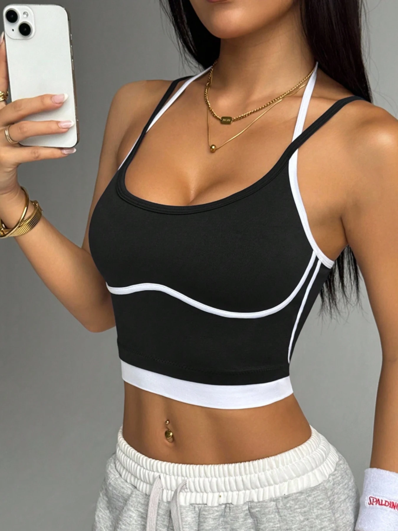 

Женский укороченный топ-халтер с контрастной отделкой – облегающий спортивный топ-бра без рукавов в рубчик для йоги, тренировок, спортзала и повседневной носки