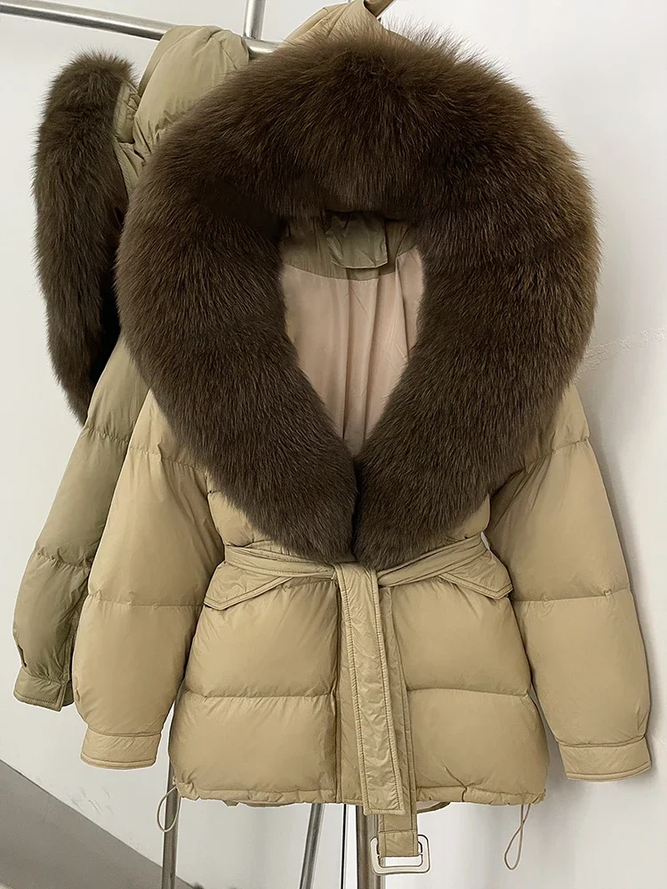 جديد 2025 سترات نسائية فضفاضة دافئة بقلنسوة مع حزام سميك دافئ متوسط الطول معطف منتفخ بياقة من فرو الثعلب الحقيقي معطف أبيض مبطن للأسفل