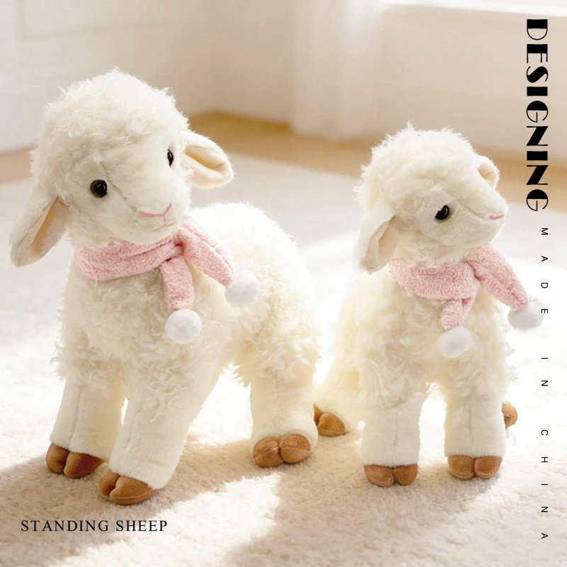 

Реалистичная плюшевая игрушка-ягненок с розовым шарфом, мягкая пушистая белая овечка, мягкая игрушка для подарков на день рождения и украшения дома.