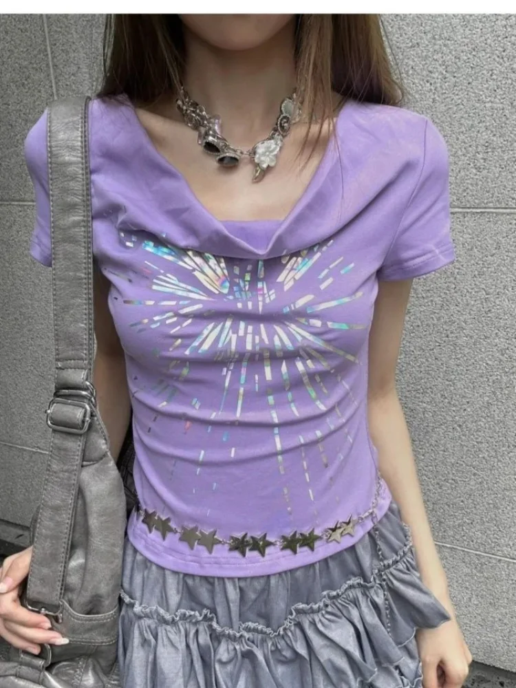 เสื้อยืดแขนสั้นพิมพ์ลายสีม่วงสำหรับผู้หญิง สไตล์หวานซ่อนเปรี้ยว ทรงเข้ารูป เอวคอด ครอปท็อป วินเทจ Y2k กรันจ์ กอธ