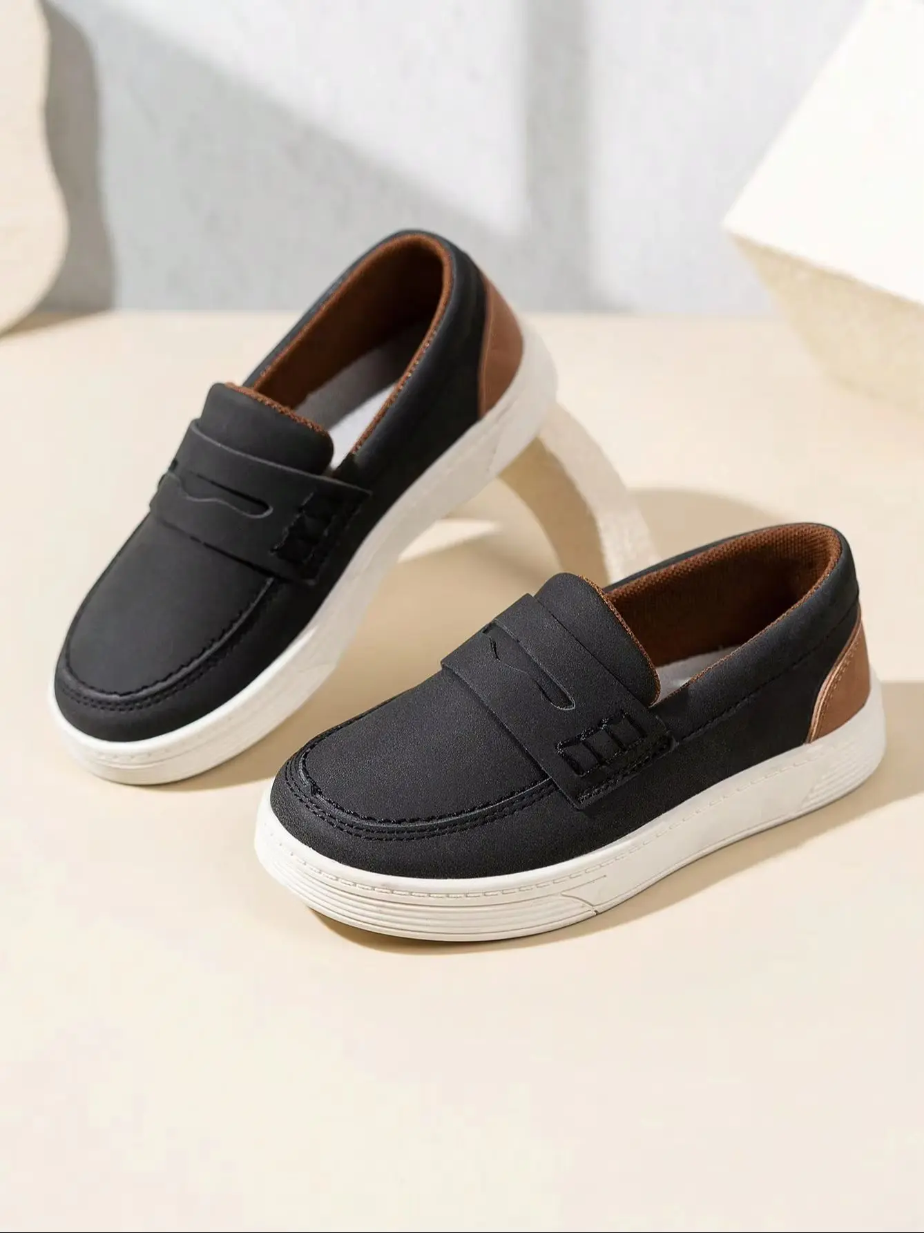 Kids classic fashion flat loafers, made of soft PU leather. Comfortable, soft and breathable. Anti-slip & wear-resistant sole, e