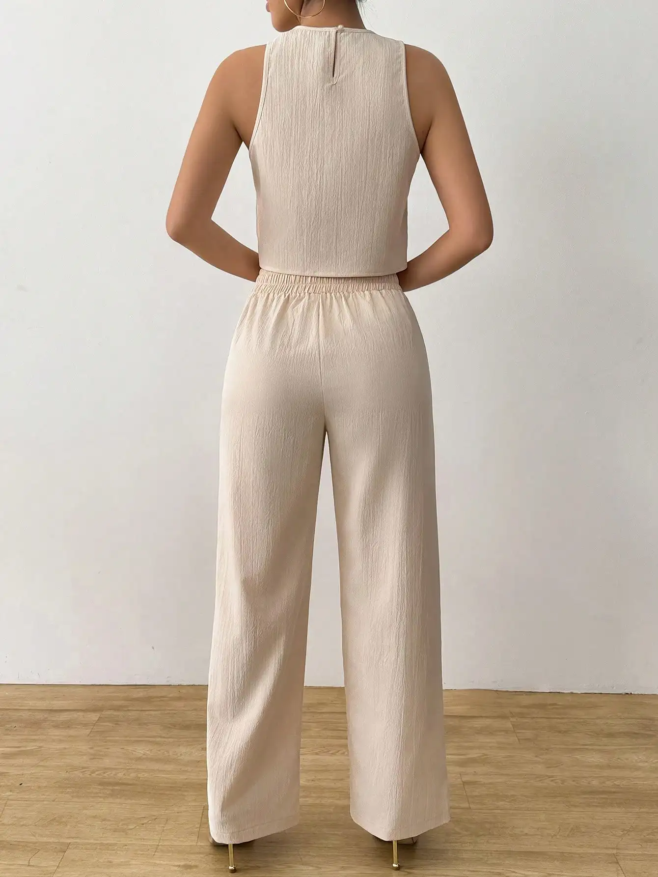 Conjunto Elegante Feminino LUNE: Top Cropped com Recortes e Calças de Perna Larga com Cintura Ajustável