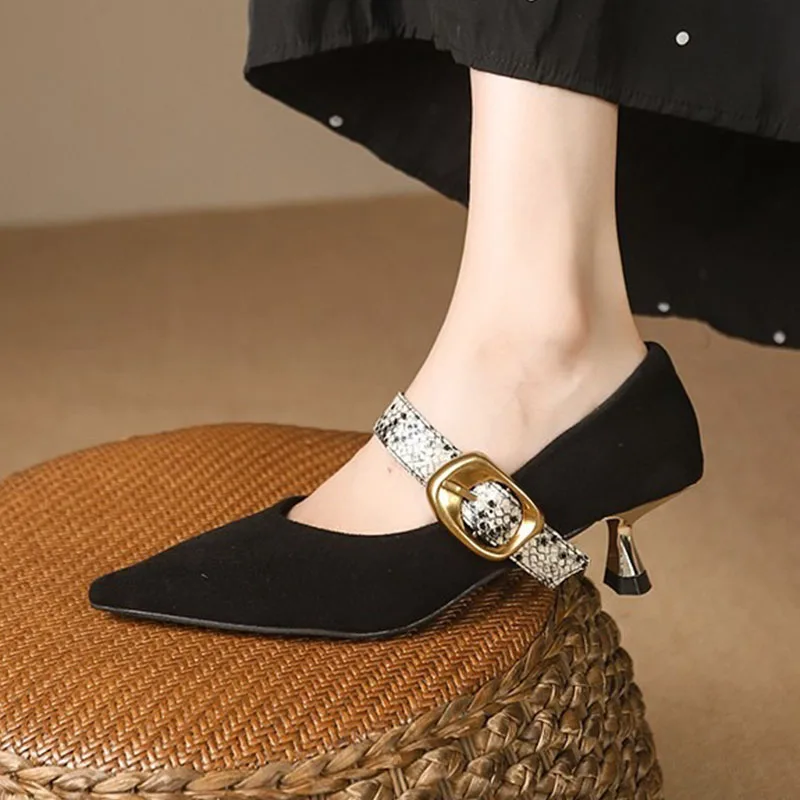 

Новые женские модельные туфли Мэри Джейн на высоком каблуке с кожаной пряжкой, элегантные туфли-лодочки с острым носком, черные бархатные тканевые туфли на каблуке «котенок», женские туфли на шпильке