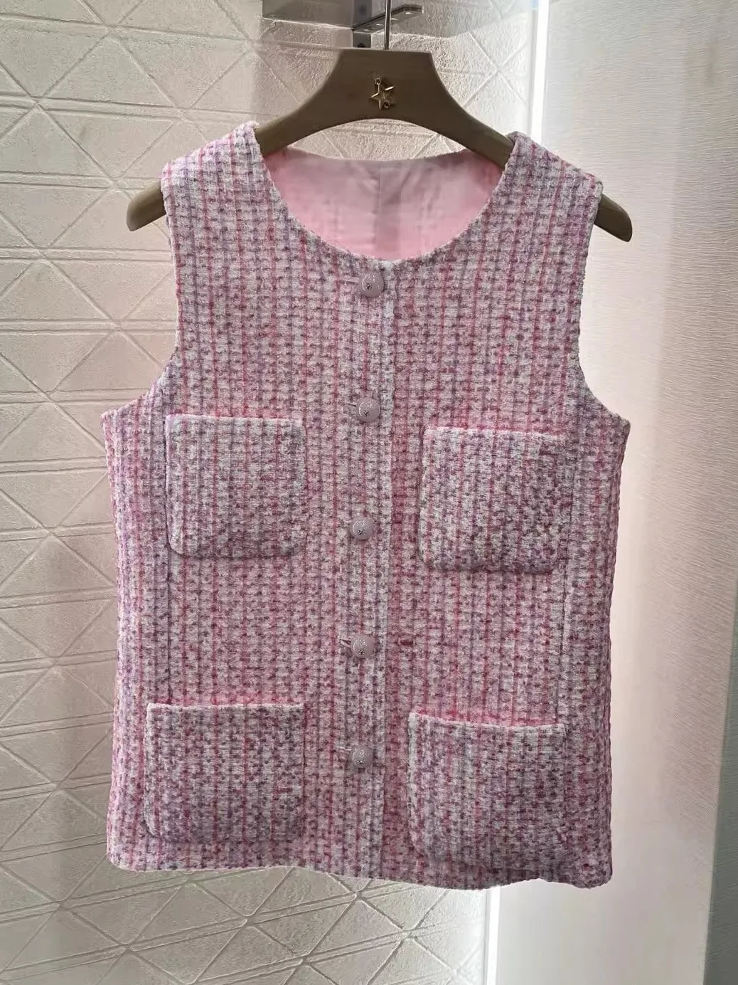 

Женский твидовый жилет цвета сакуры с круглым вырезом и одной пуговицей, в стиле французского шика, летняя новинка 2025 года