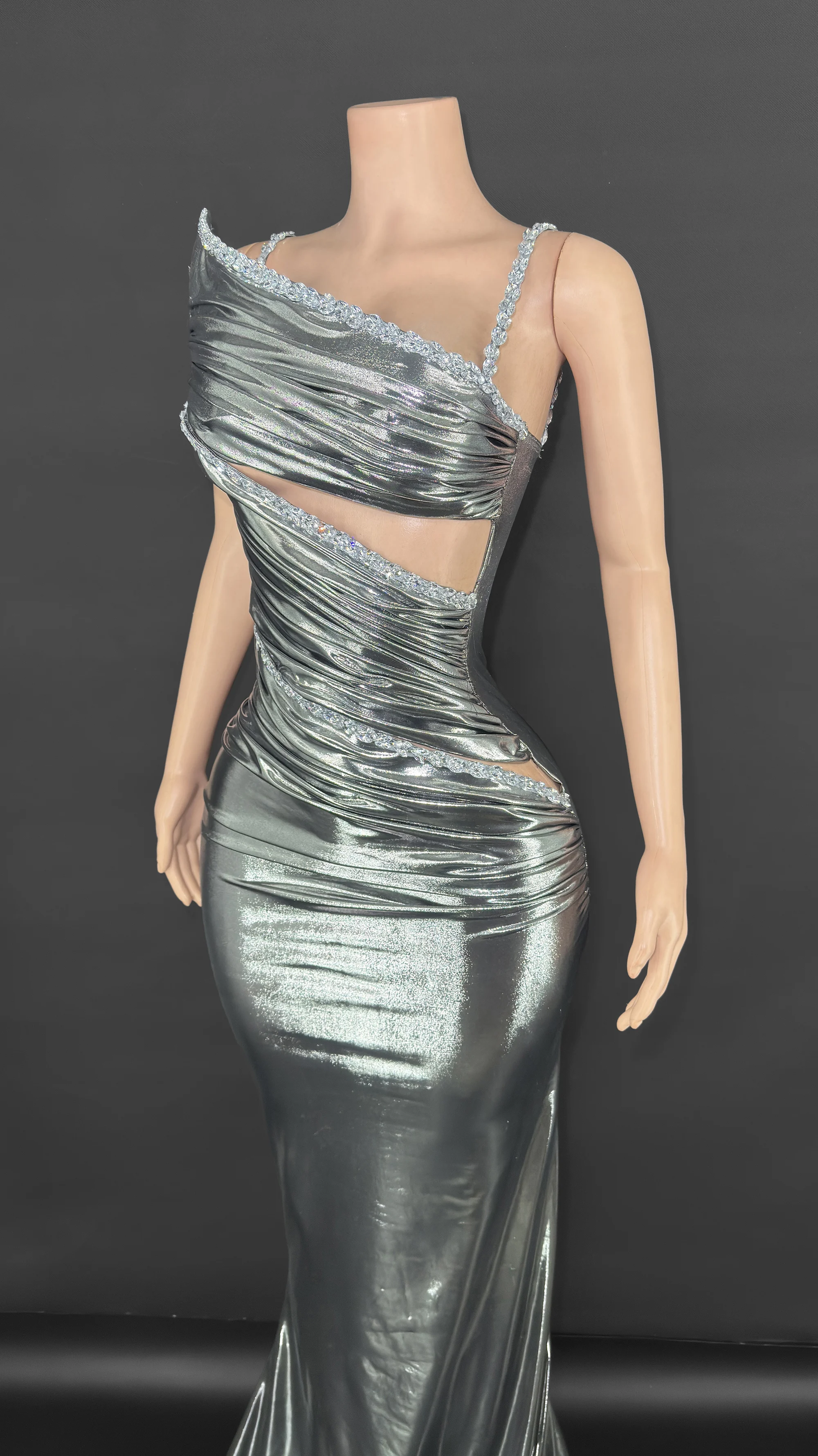 ZD Abito da sera da donna con cut-out metallizzato argento di lusso – Abito sexy a sirena aderente con volant monospalla e finiture scintillanti