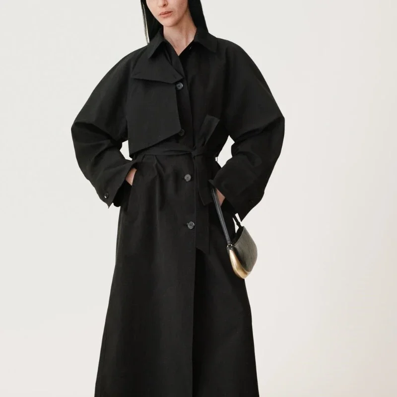 حقيبة كتف فاخرة بمقبض علوي تحت الإبط، حقيبة كتف معدنية تفصيلية، حقائب كتف مصممة عصرية، مثالية للأناقة اليومية