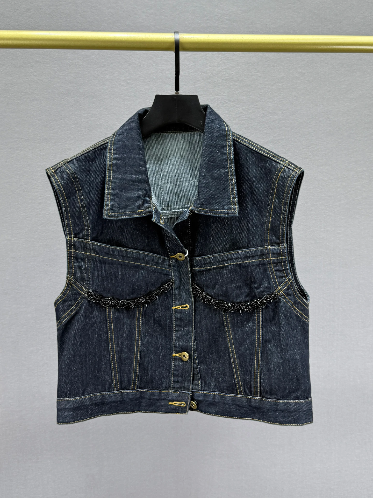 

Ретро-стиль: Укороченный джинсовый жилет с бриллиантовой отделкой, приталенный крой, женская куртка, новинка осени 2025, модный повседневный топ