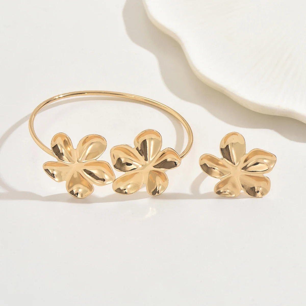 1 Set of Metal Glossy Elegant Floral Combination Bracelet and Ring Set, Fashionable Three-Dimensional Floral Upper Arm Bracelet and Index Finger Ring