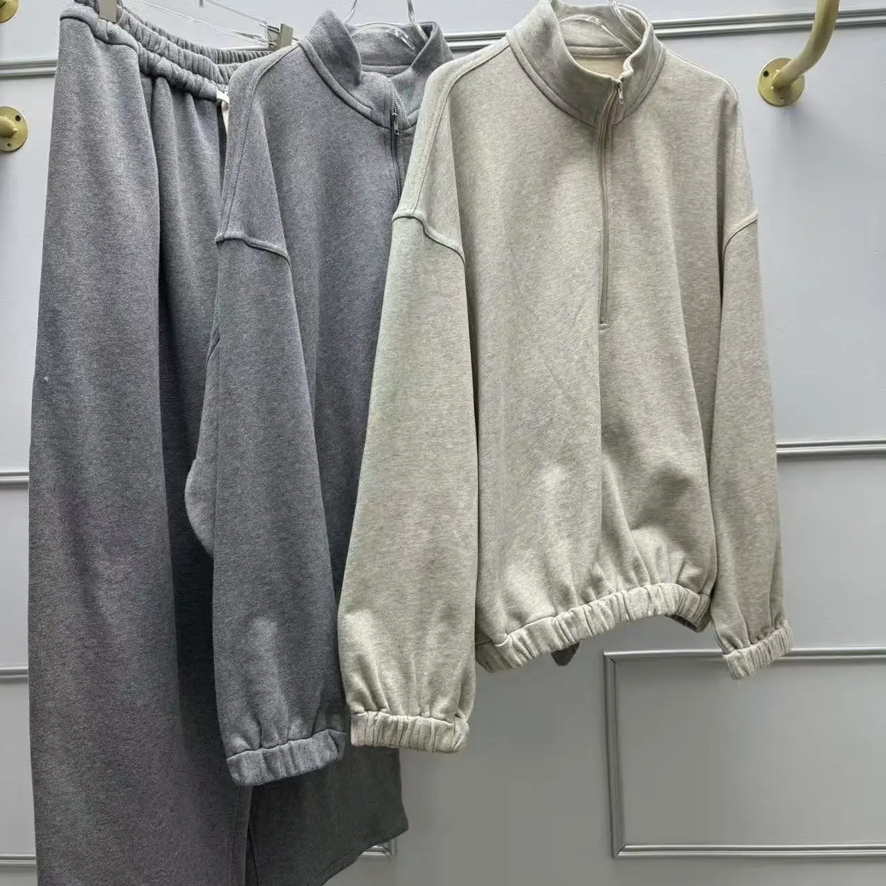 

Осенне-зимний свободный комплект из двух предметов: худи с длинными рукавами и повседневные брюки на молнии с воротником-стойкой. Удобный и модный женский костюм.