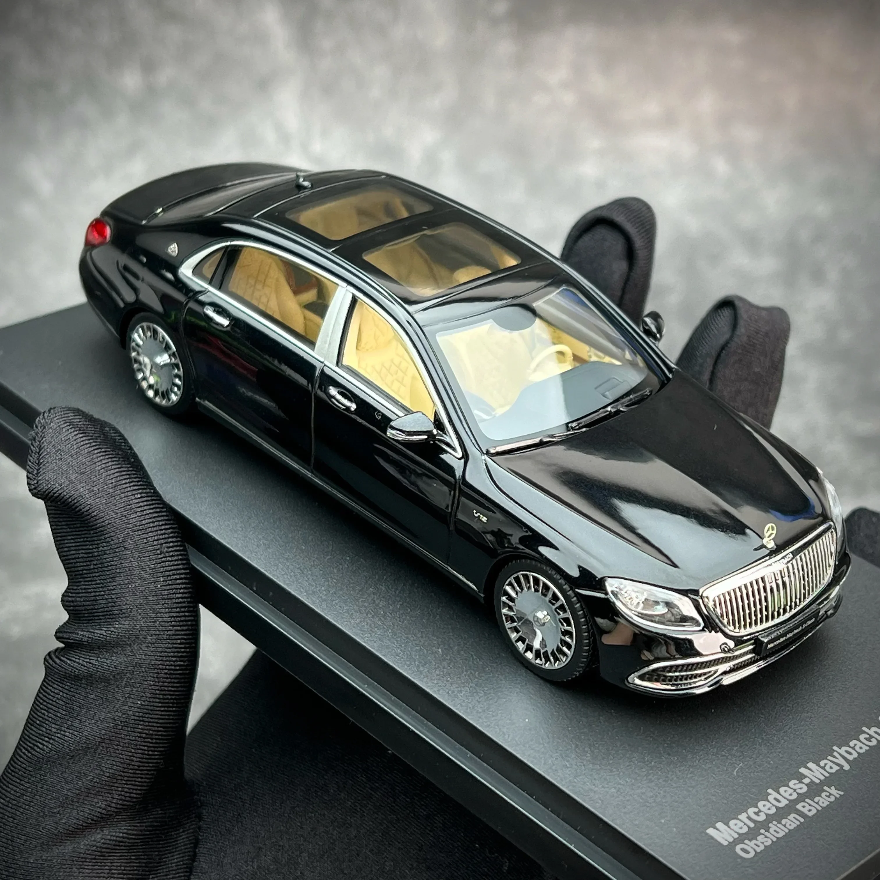 1:43 Mercedes-Benz Maybach S-Class 2019 die-cast alloy model, children\'s collection toy car model, gift for friends.