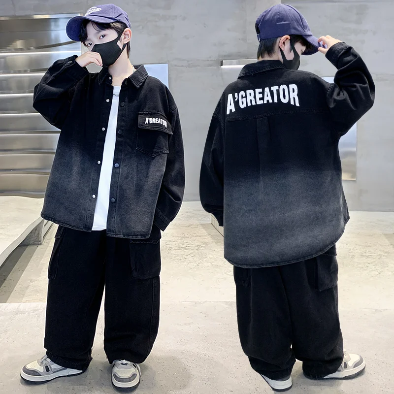 ชุดเดนิมสุดเท่สำหรับเด็กผู้ชาย - แจ็คเก็ตไล่เฉดสีแบบทูโทนและกางเกงยีนส์ทรงหลวมเข้าชุด ลุคสุดเทรนดี้สำหรับเด็ก