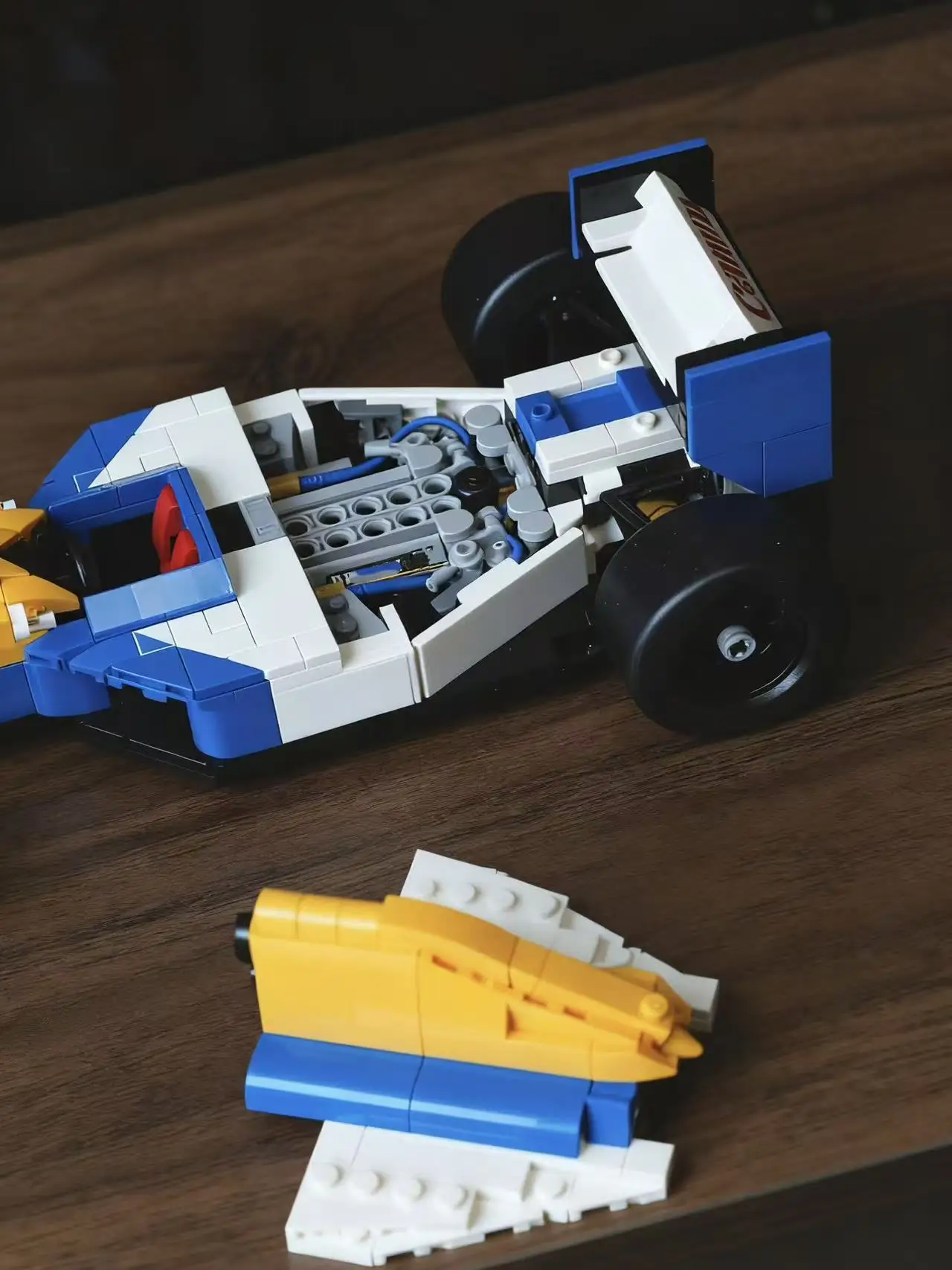 MINISO 10353 Kreatywny Niebieski Model Wyścigowy z Klocków Konstrukcyjnych Zabawka Edukacyjna Zestaw do Zabawy na Prezent Urodzinowy Świąteczny Halloweenowy 799 Elementów