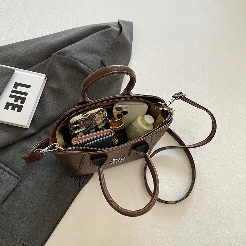 حقيبة دلو جديدة محمولة باليد لعام 2025 بسيطة وعصرية، وحقيبة كروس تحت الإبط وحقيبة كتف واحدة متخصصة