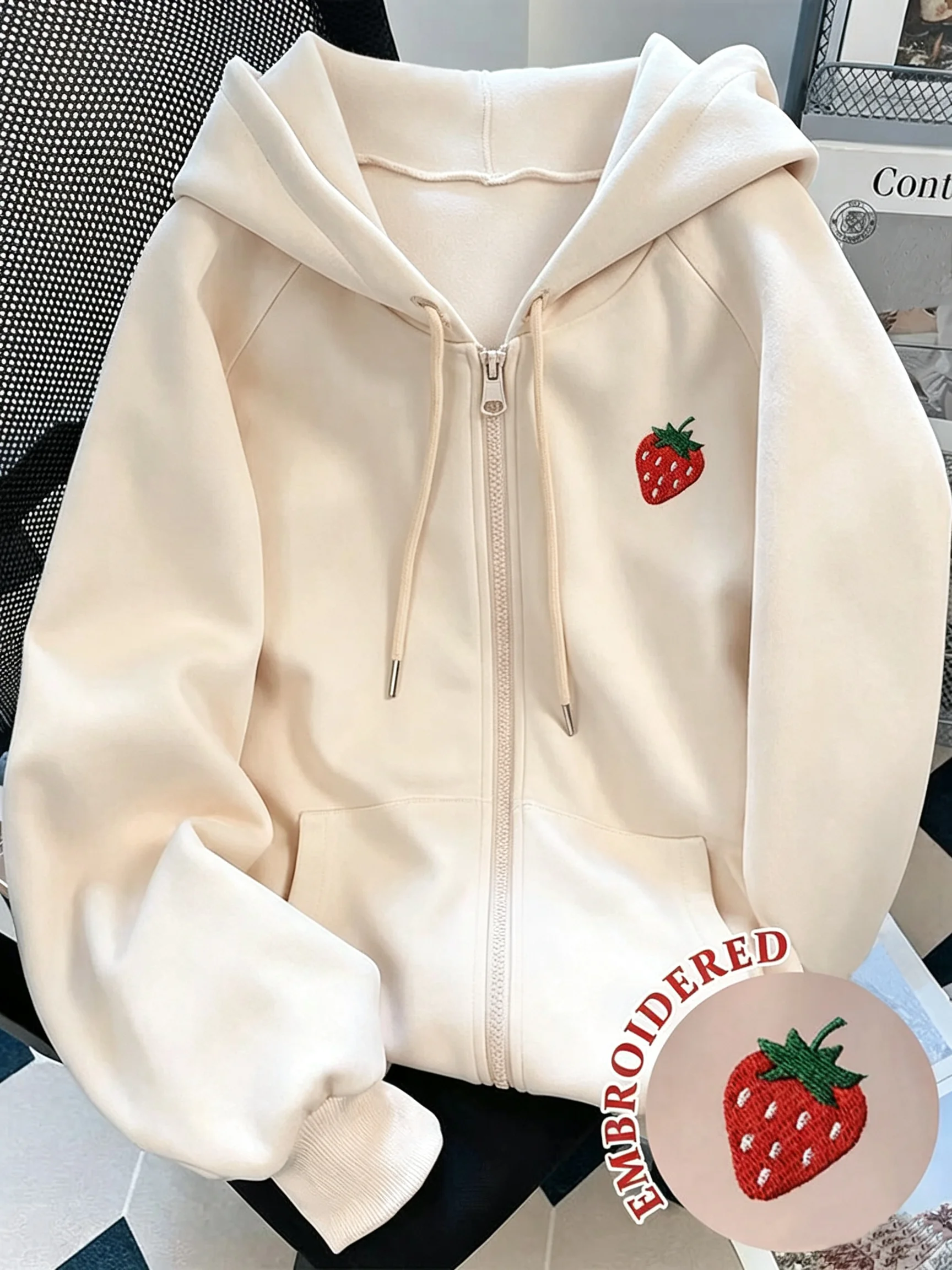 Mit Fleece gefütterter Kapuzenpullover mit Reißverschluss für Damen, lockerer, lässiger Kapuzenpullover mit Erdbeer-Stickerei, langärmlig, mit Tasche – Detail 7