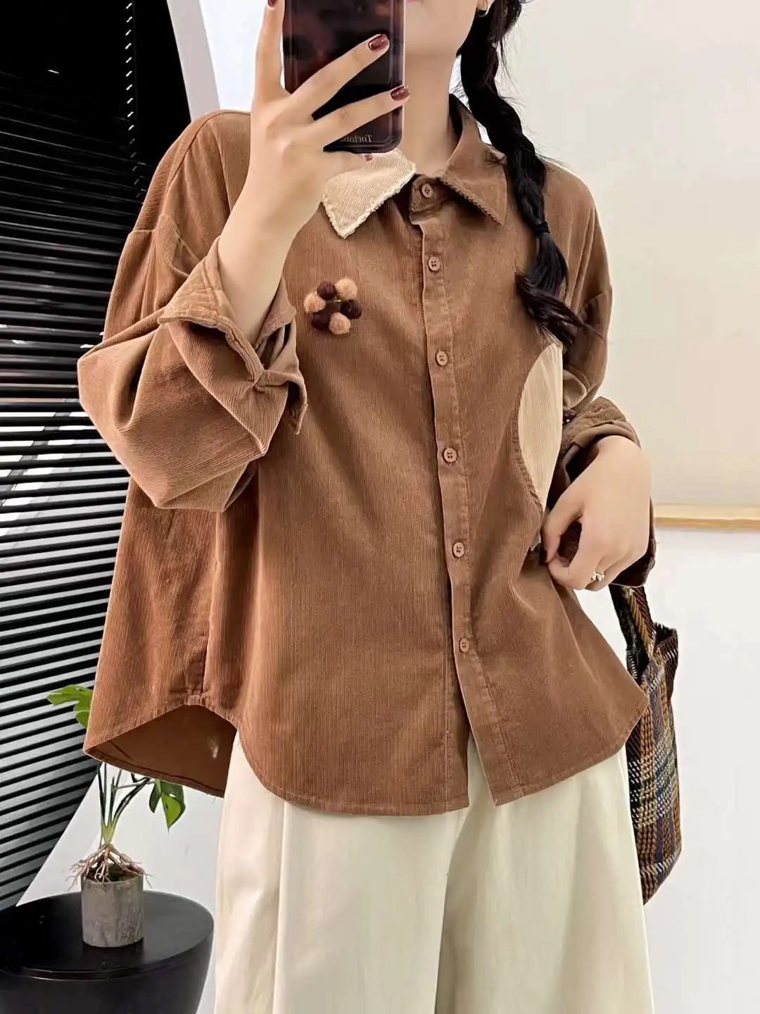 Nuova camicia in velluto a coste a maniche lunghe in cotone autunno 20225, patchwork da donna con colletto rovesciato, camicetta ampia per la riduzione dell'età della ragazza Mori T5O083CC