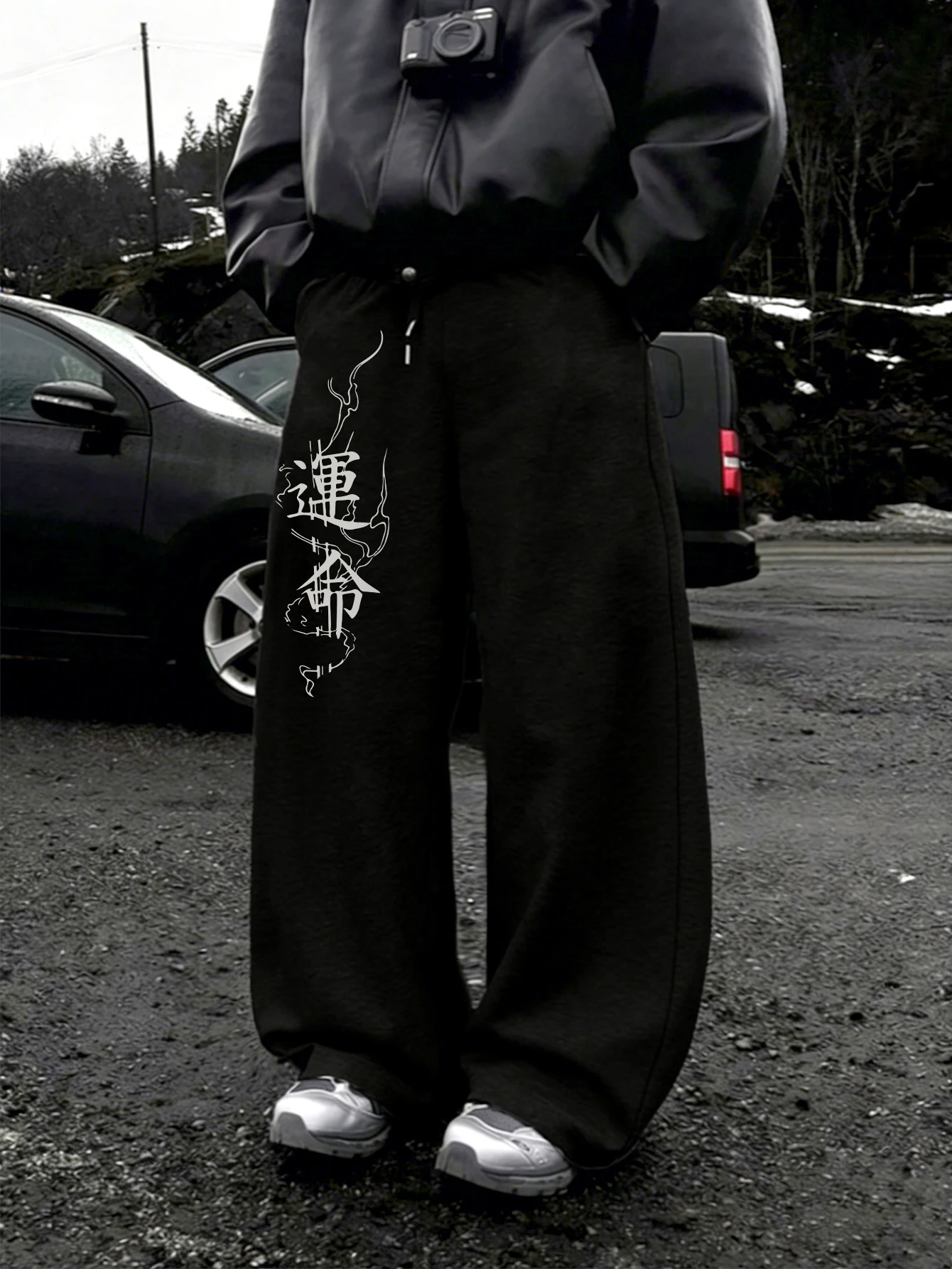 Pantalones jogger orientales de pierna ancha para hombre, con estampado artístico vertical de "Unmei" (destino) y "Smoke Vapor" en una pierna, con cordón ajustable, estilo baggy y urbano.