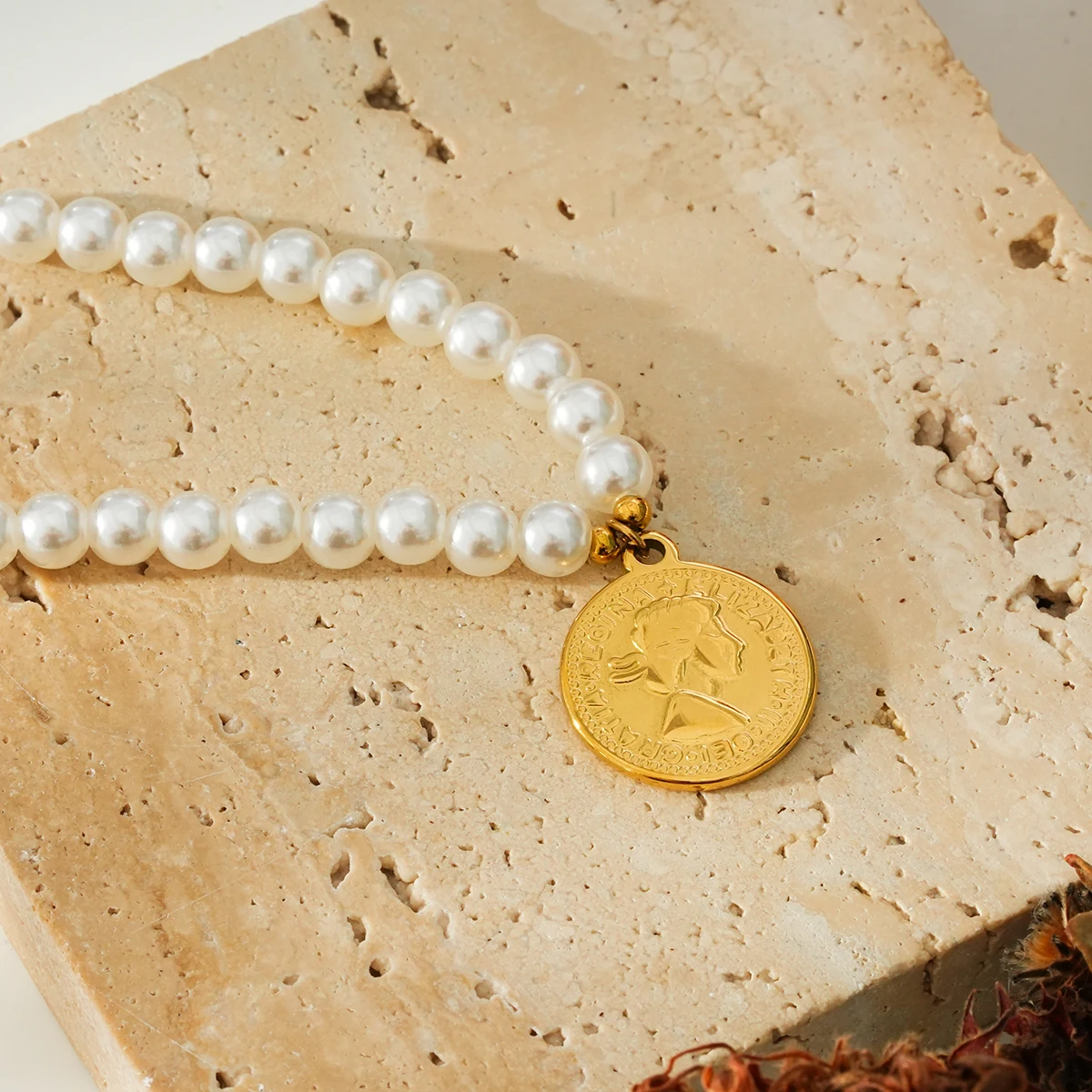 Women Stainless Steel 14K Gold Plated Elegant Portrait Queen Elizabeth Coin Pendant Freshwater Pearl Necklace waterproof jewelry
