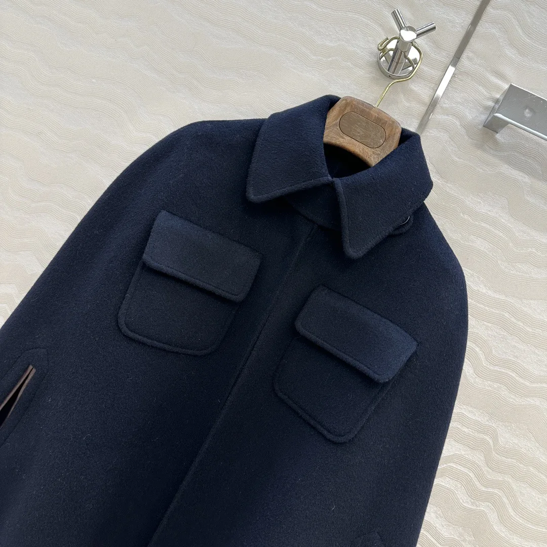 De 26 jaar nieuwe, zware leren, met rand omwikkelde kasjmier- en wollen sjaalcape is voorzien van een elegante Britse retrostijl