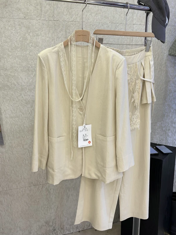 

Корейский стиль: Легкий элегантный костюм-двойка для женщин, весна 2026. Повседневный модный комплект с брюками, кружевной лентой, длинными рукавами и завышенной талией.