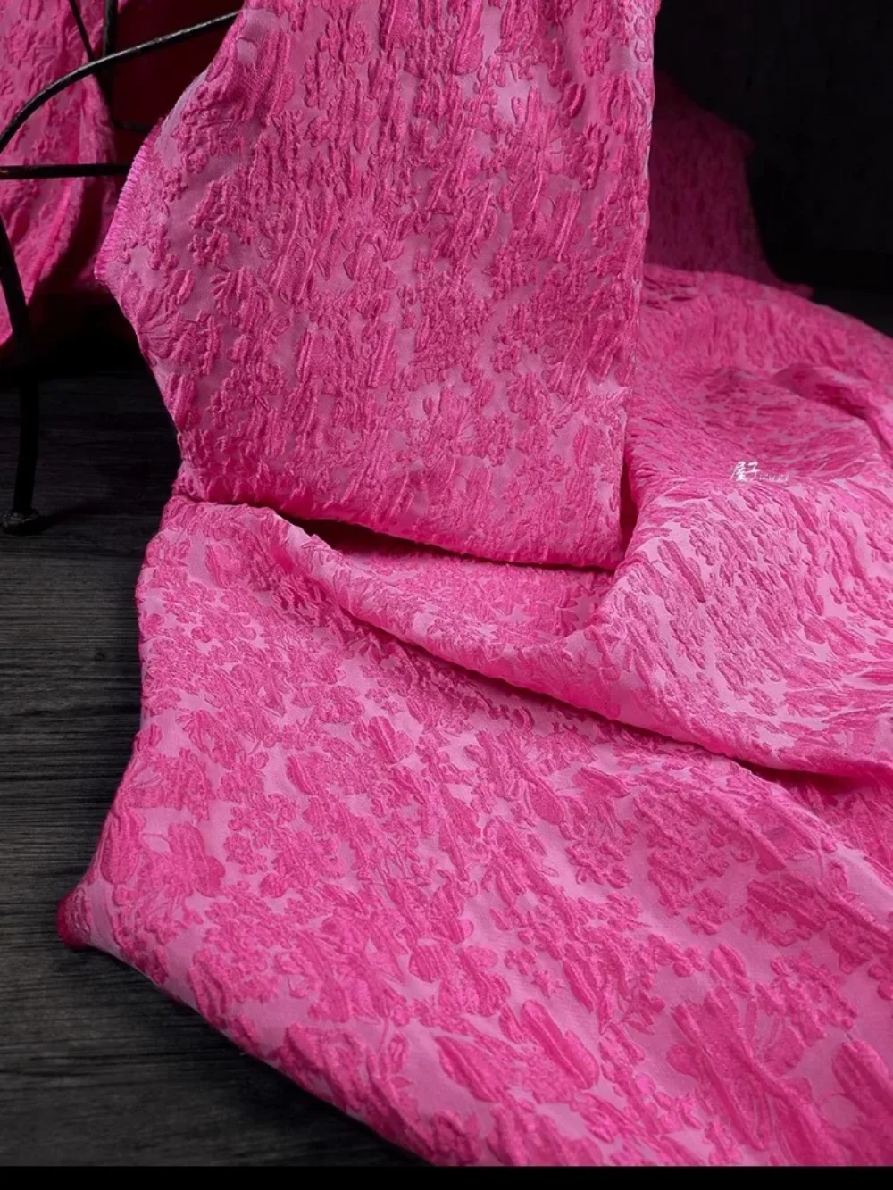 

Розово-красная рельефная жаккардовая ткань с цветочным принтом для дизайнерской одежды, одежда «сделай сам», шитье на дворе, тканевый материал