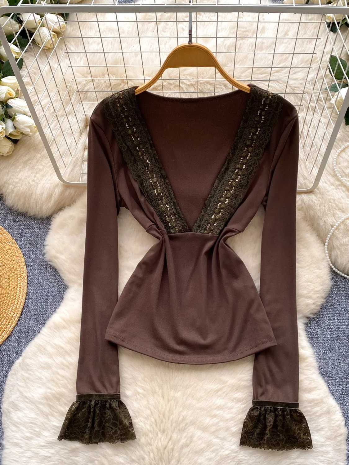 

Pure Desire Sexy Long Sleeve T-Shirt Women's Slim Fit Waist Cinching Bell Sleeve Lace Patchwork V-neck Commute Style Korean V...