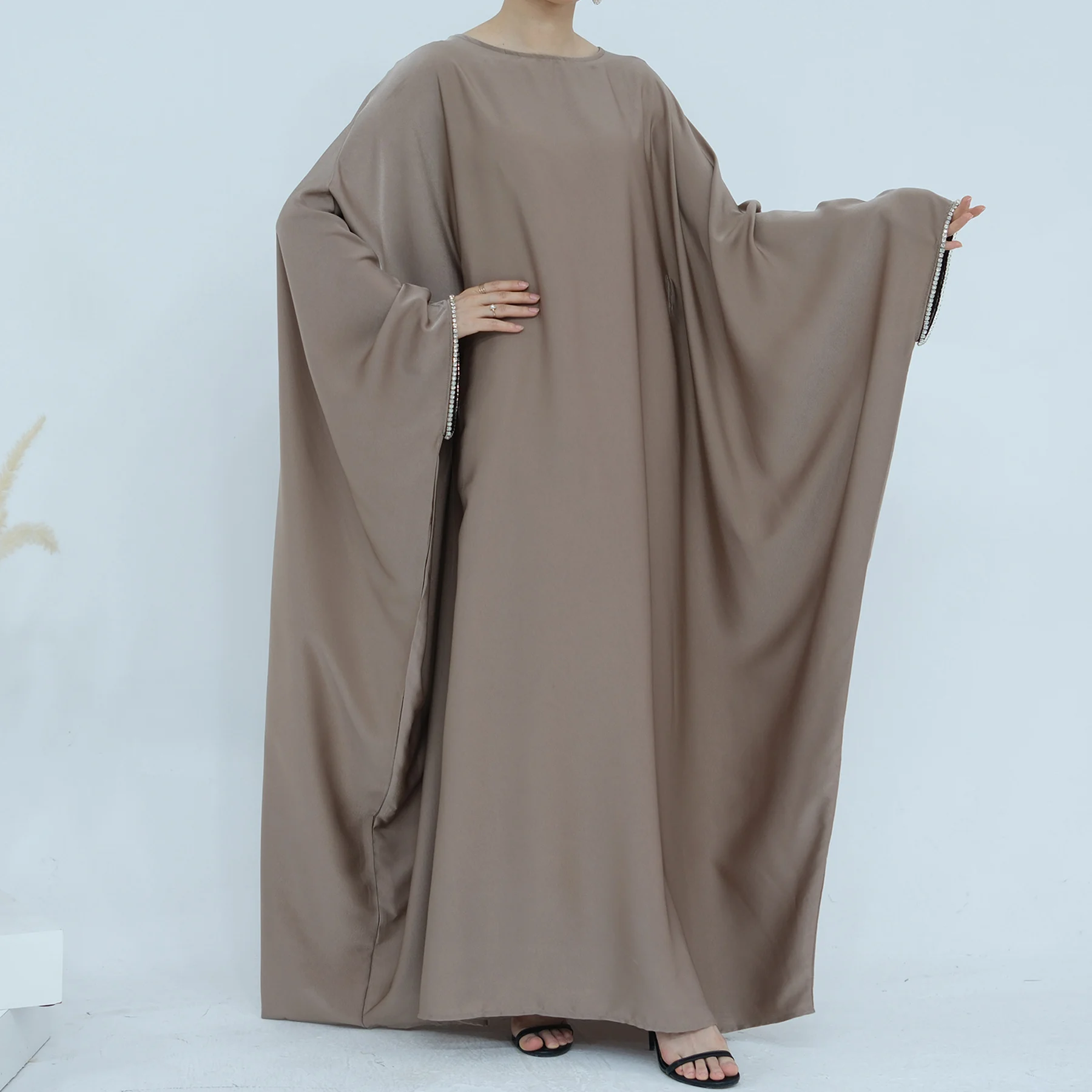 

Женское платье-кафтан Farasha свободного кроя с встроенными поясами и стразами. Исламская одежда для Рамадана и Ид: хиджабы и абайи