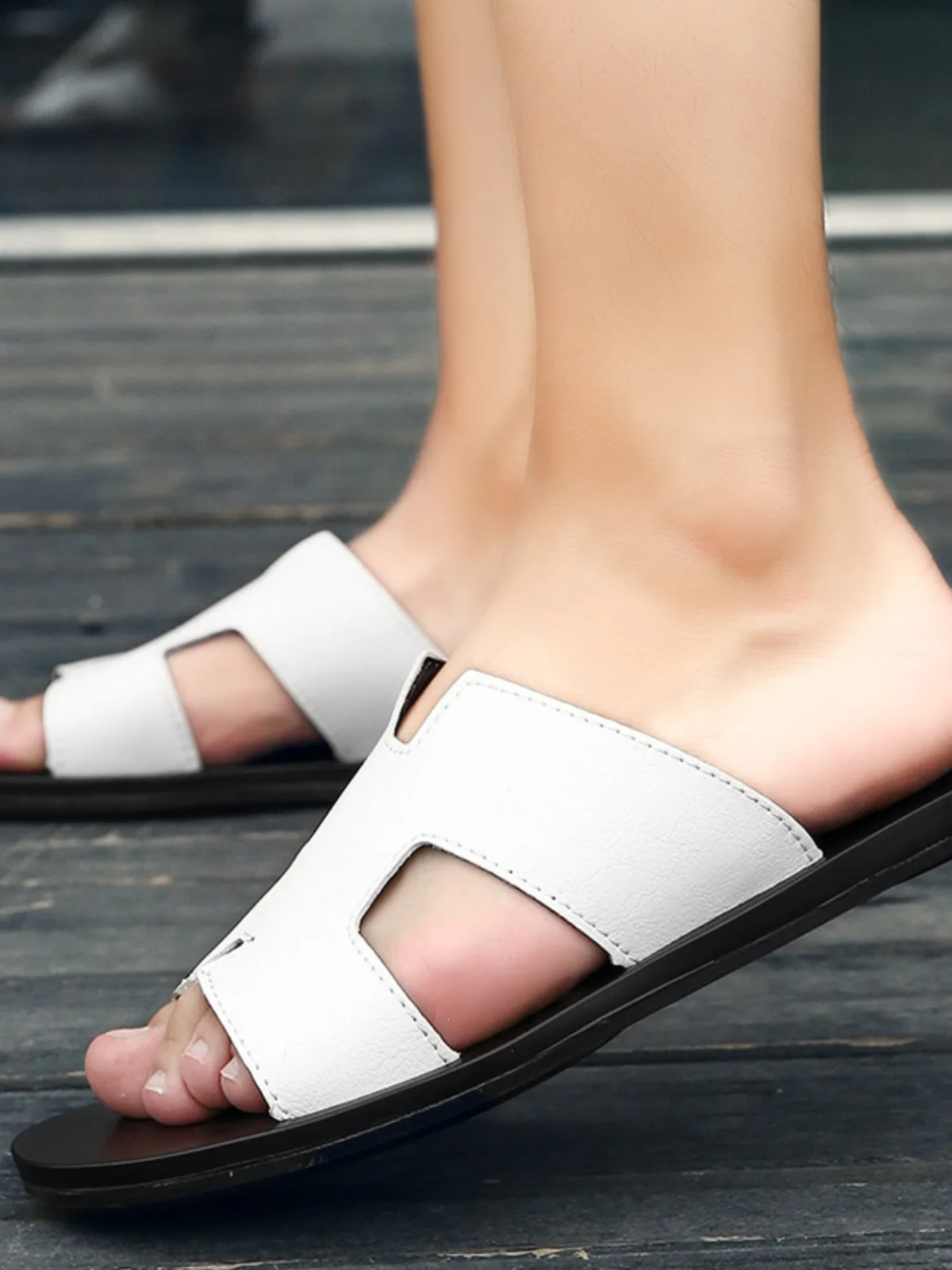 

Summer 2024 Men's Fashionable Slip-On Sandals Outdoor Wear Anti-Slip Beach Shoes White Flat Heel PVC Upper Rubber Sole