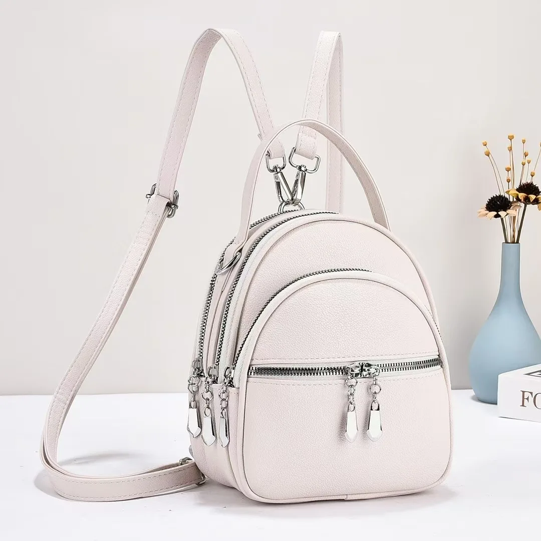 Ein hochwertiger multifunktionaler kleiner Rucksack für Damen, eine neue Mini-Handtasche in Uni-Farbe, im lässigen Schulstil. – Detail 9