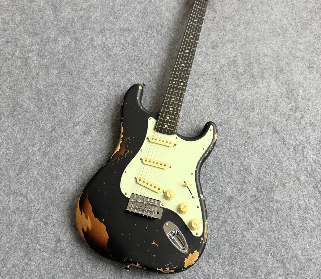 2026 new  style  guitar, handmade, black and sunburst color, nitrocellulose finish, alder body, in stock with