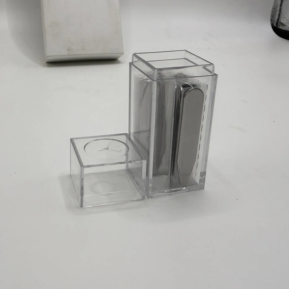 24 قطعة من الياقة المصنوعة من الفولاذ المقاوم للصدأ تبقى في صندوق بلاستيكي شفاف لقميص رجالي مقاس 50 × 12 ملم