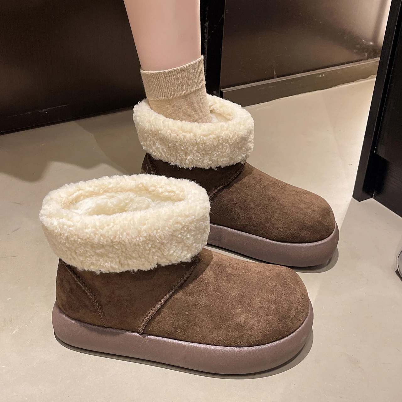 2025 جديد شقة النساء حذاء من الجلد الشقق الجلد المدبوغ أحذية دافئة امرأة الاتجاه مصمم العلامة التجارية قصيرة أفخم دافئ فام الثلوج بوتاس 021