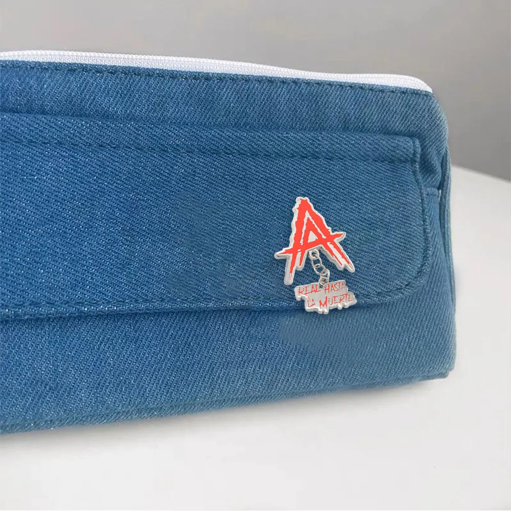 Real Hasta La Muerte Musikalbum-Brosche, Modischer Street-Style Anstecker für Kleidung, Taschen und Accessoires, Geschenk für Musikliebhaber – Detail 8