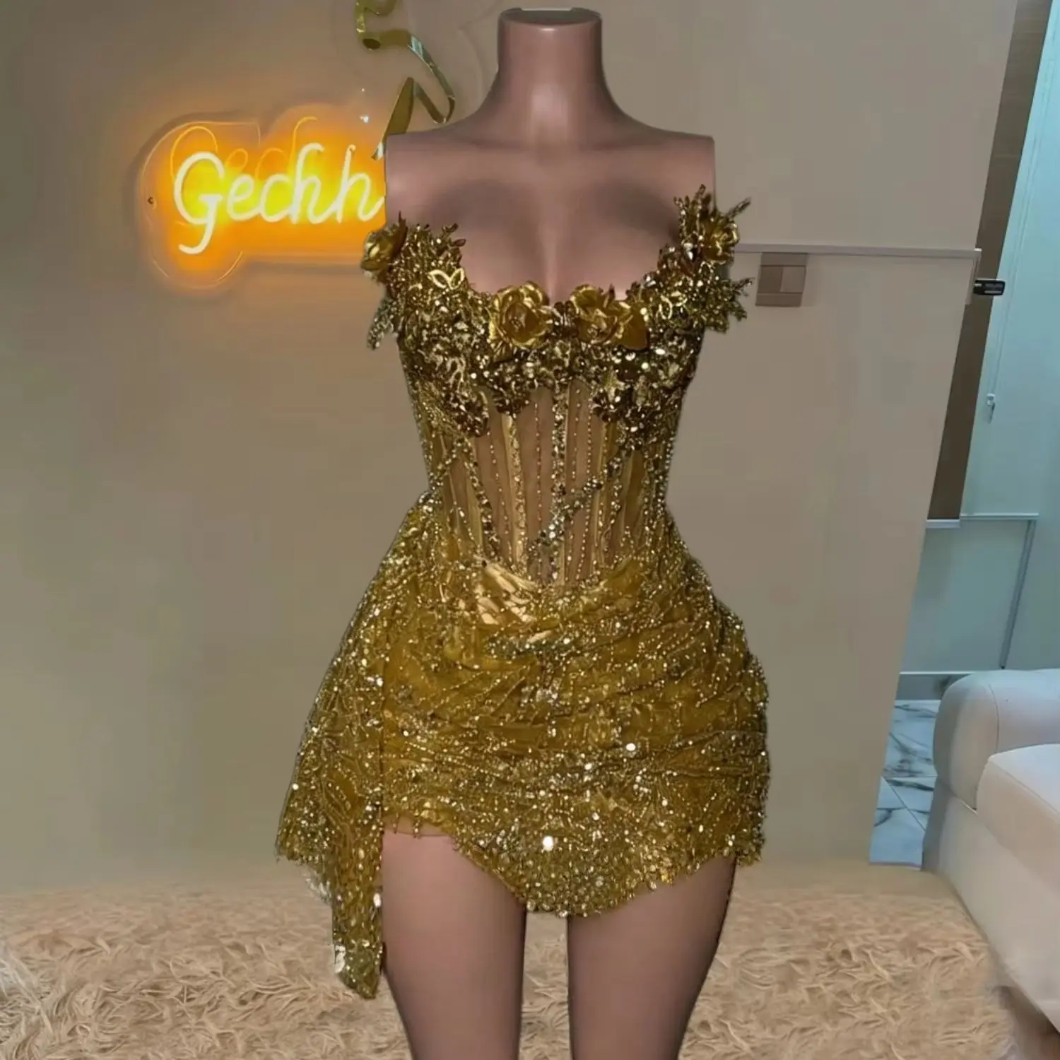 Goldene kurze Ballkleider für schwarze Mädchen, mit Blumenmuster und Perlen verziert, Geburtstagsparty-Kleider, afrikanische Mini-Cocktailkleider, maßgeschneiderte Homecoming-Kleider