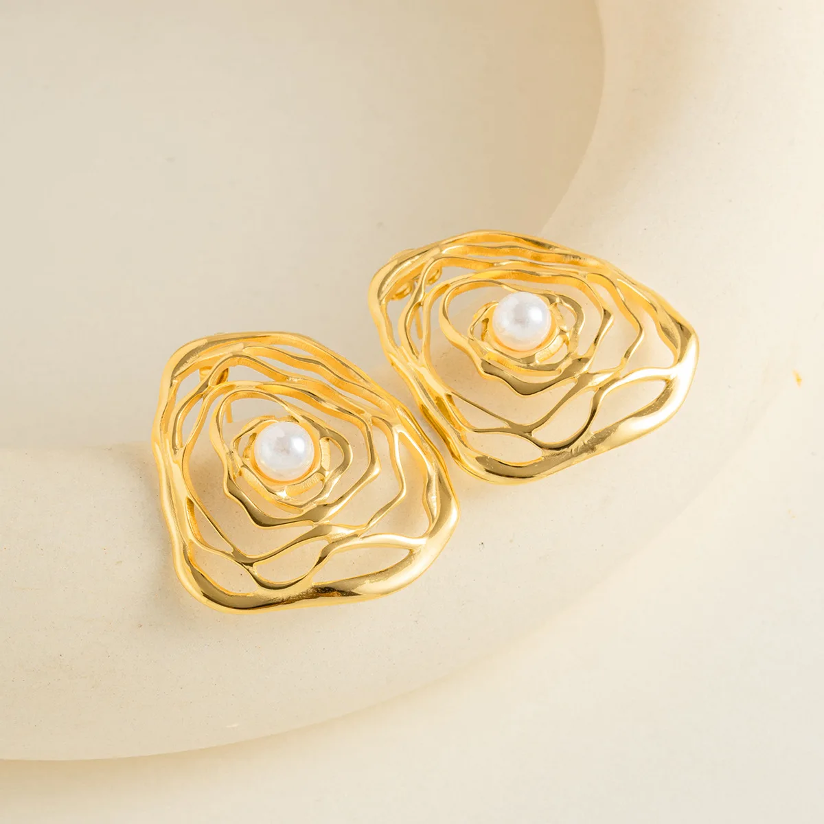 

Stainless steel 18K gold plated hollow flower design hollow vortex earrings, exquisite and timeless, suitable for daily jewelry
