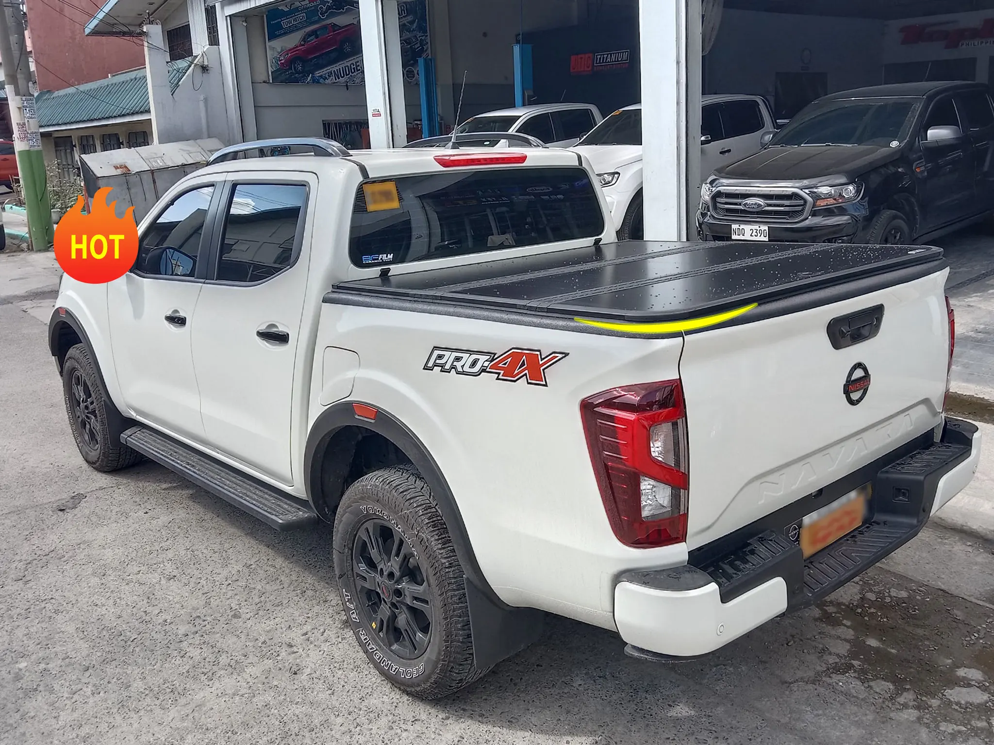 Custom-fit Pickup Truck Tonneau Covers For Nissan Navara NP300 Aluminum Rear Box Cover Tri-fold Canopy Truck Bed Protector