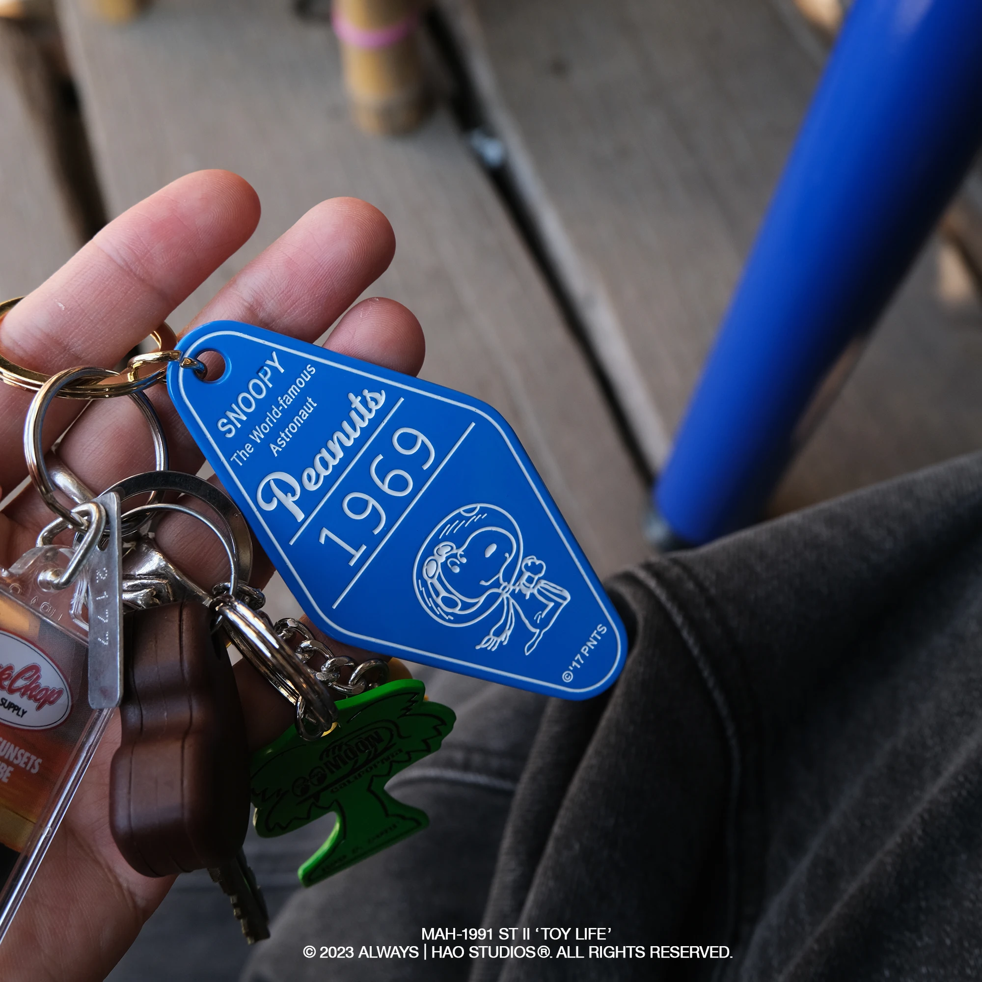 

Vintage American Old School Cartoon Dog Motel Keychain - Retro Metal Key Ring Charm with Cute Pet Figure