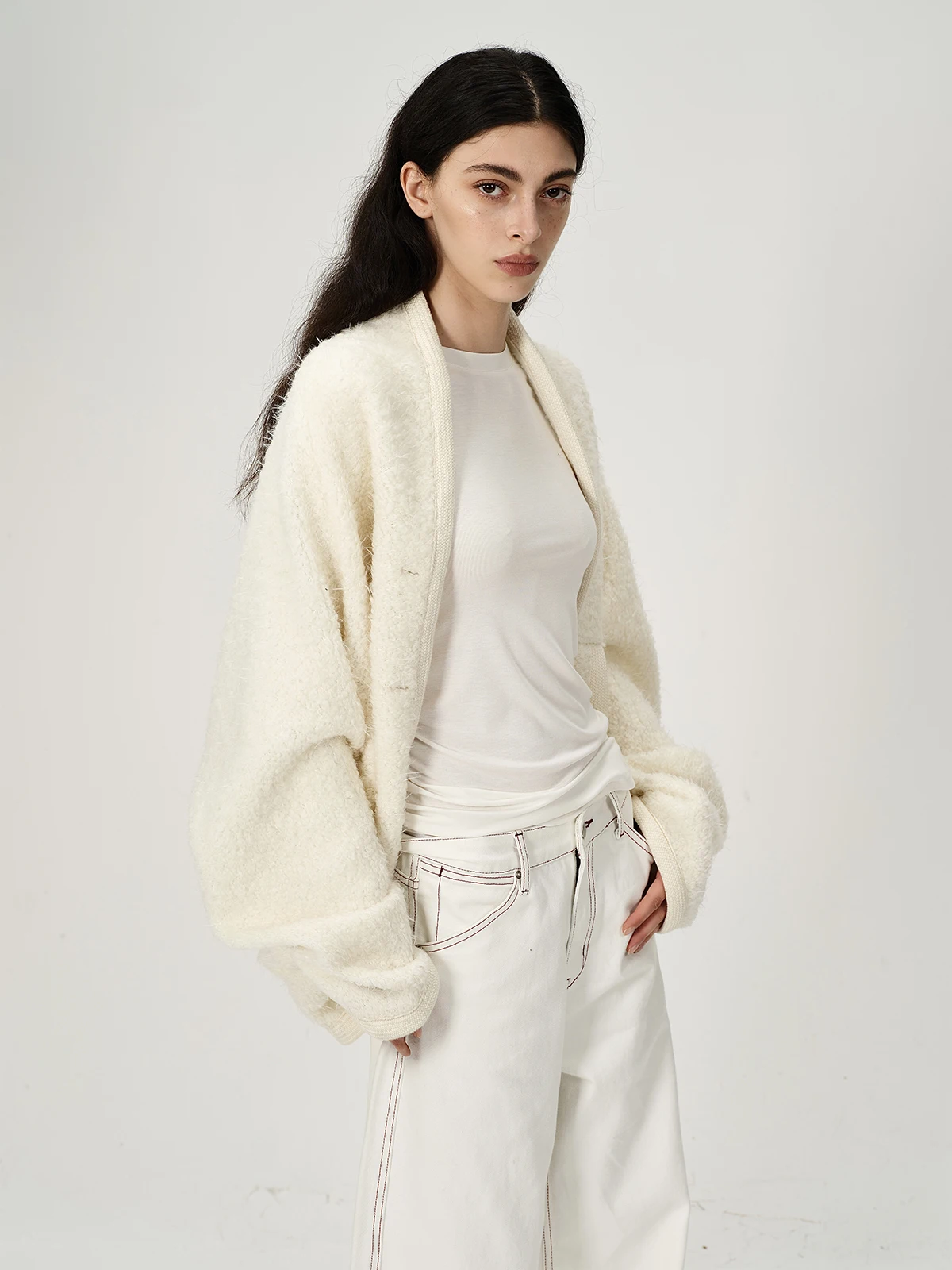 معطف فرو كاجوال من الصوف على شكل شرنقة كبيرة الحجم مكشوف الكتفين