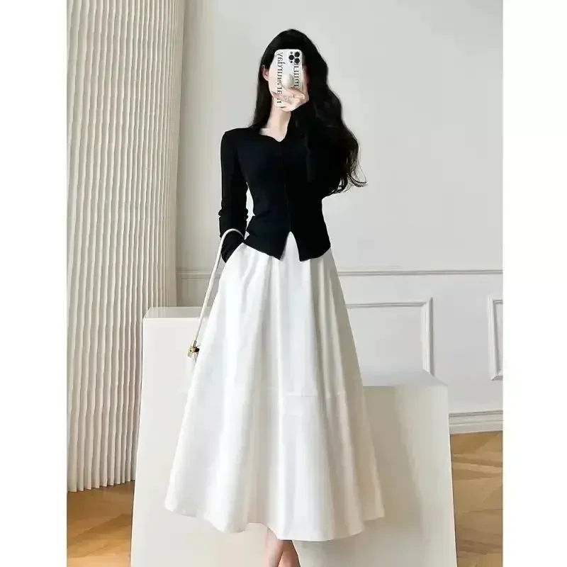 

Ранняя осень в стиле Хепберн, вязаный топ с длинными рукавами и высокой талией, драпированная белая мини-юбка, элегантный комплект из двух предметов