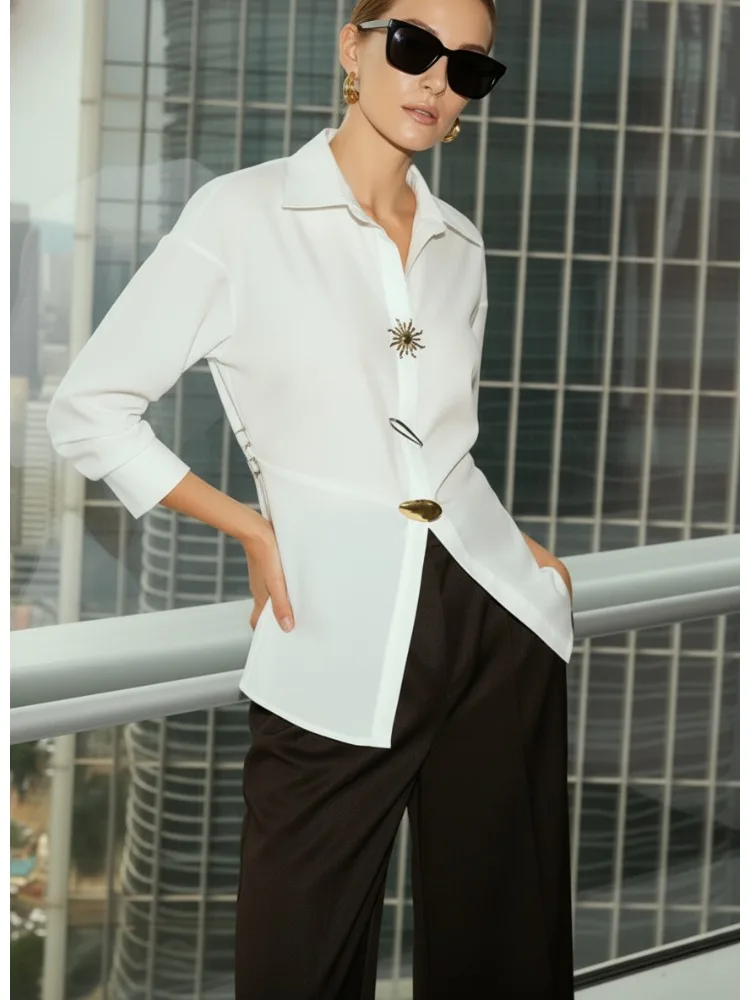 เสื้อเชิ้ตผู้หญิง Bonboho สีขาว ปกเสื้อแบบปกเชิ้ต ติดกระดุมตกแต่ง ช่วงเอวเข้ารูป แขนยาว สไตล์หรูหรา เหมาะสำหรับใส่ทำงานในออฟฟิศ