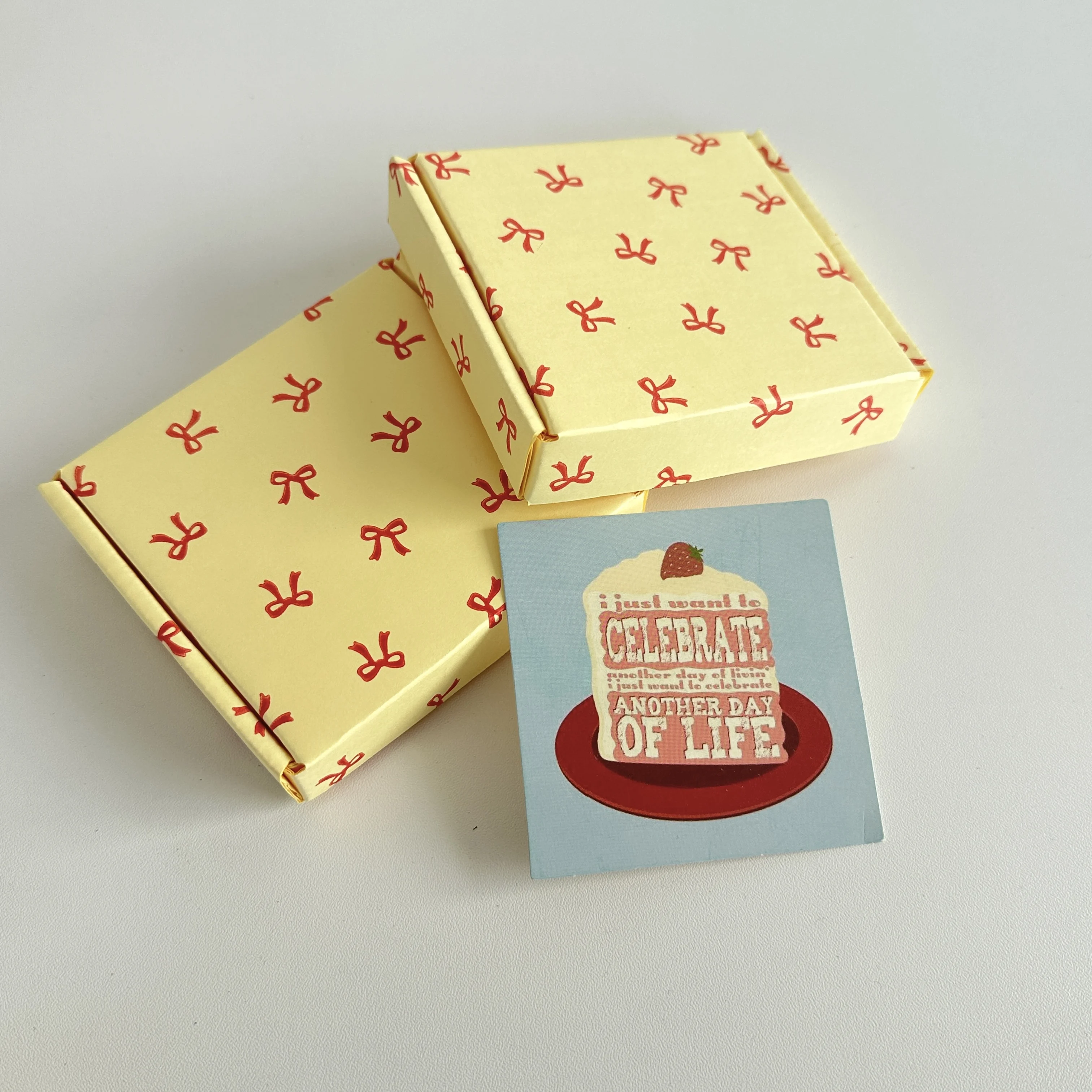 

Набор из 10 маленьких подарочных коробок для украшений (10 x 9 x 2 см / 3,94 x 3,54 x 0,79 дюймов) – идеально подходят для курьерской доставки