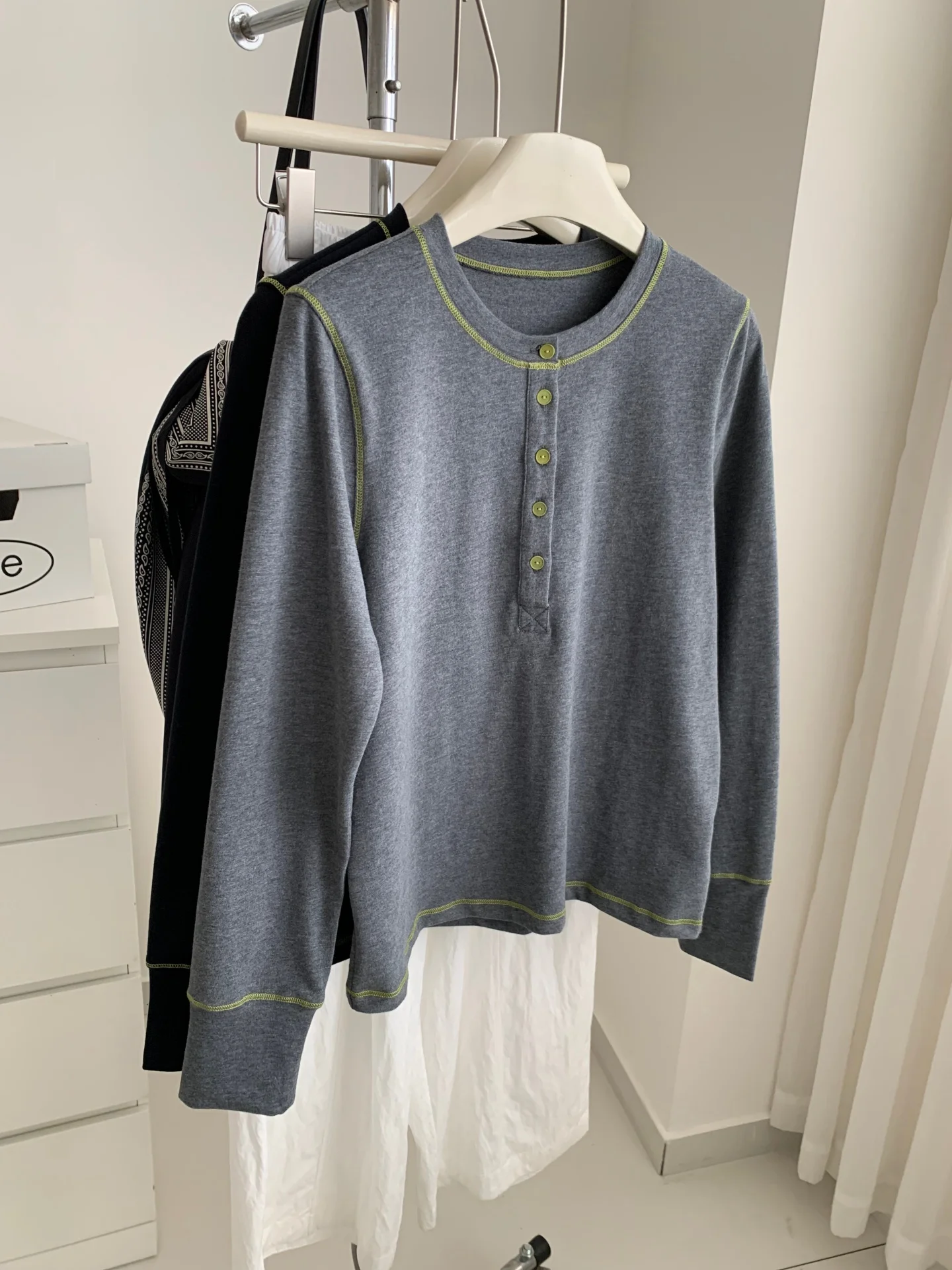 Contrast Color Topstitch Henley Collar Long Sleeve Thick Top Women Autumn Casual Fashion T Shirt