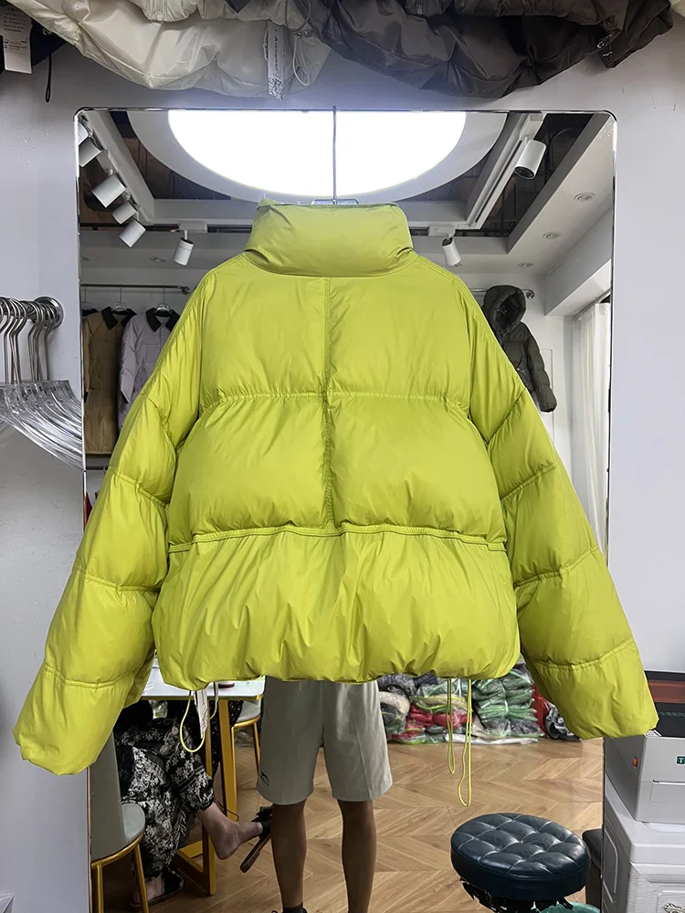 النسخة الكورية عالية الجودة بطة بيضاء أسفل الياقة الدائمة سترة المرأة شتاء 2025 فضفاض برشام الخبز سترة قصيرة نمط