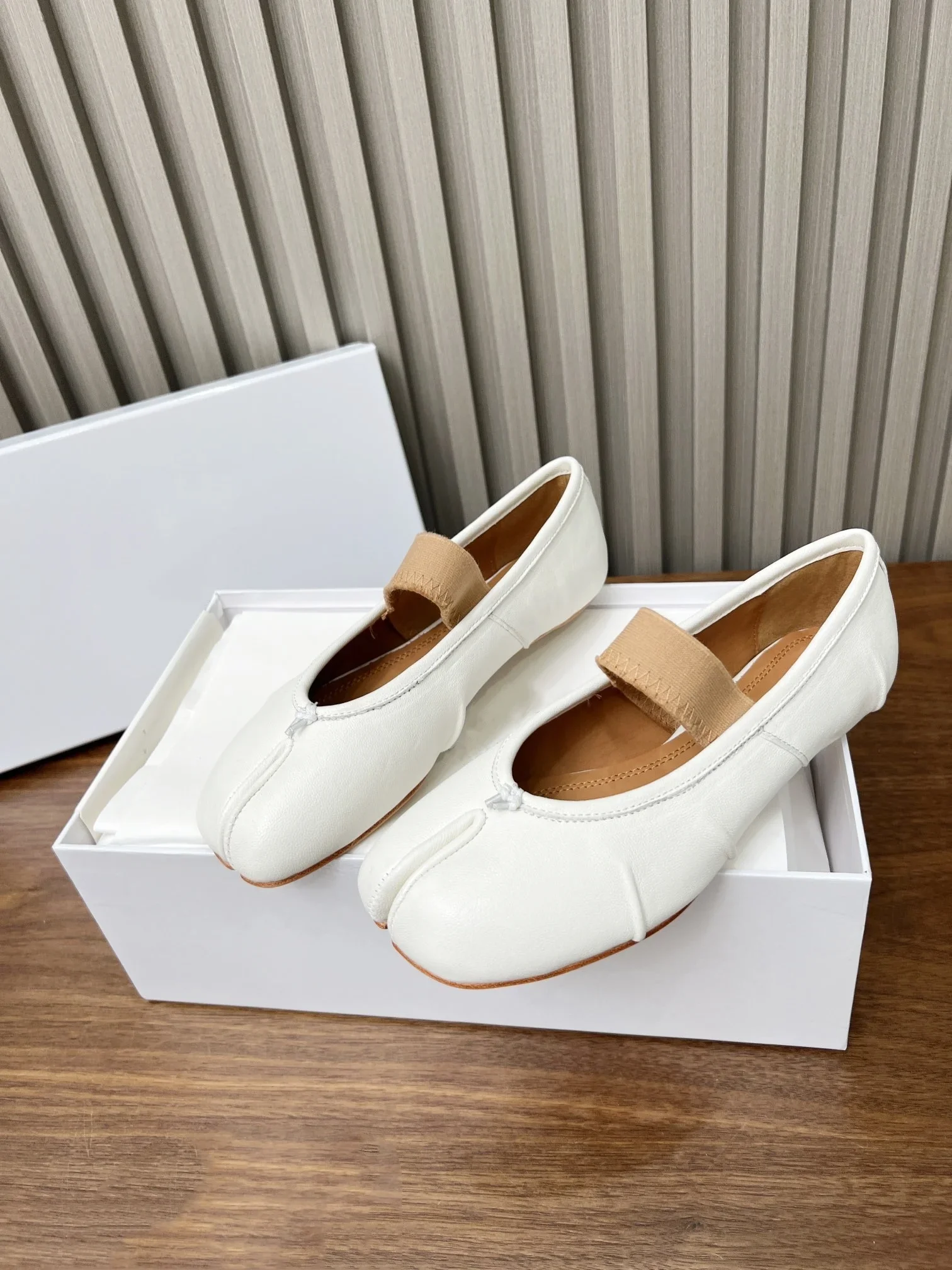 Genuine leather flat bottomed horseshoe shoes, soft sole single shoe, shallow mouth split toe ballet shoes