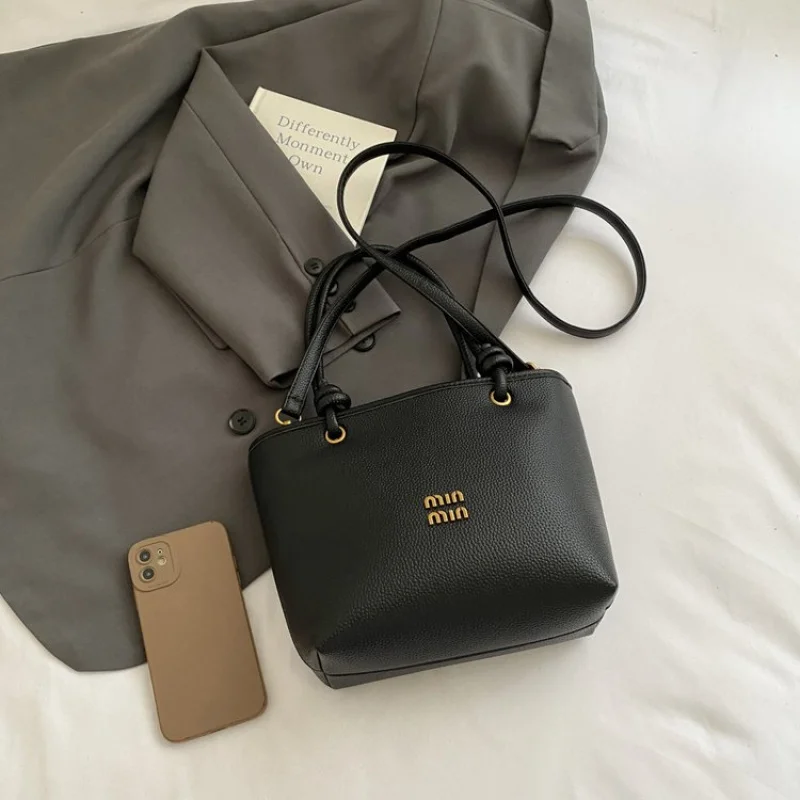 

Elegant Top Handle Tote Bag For Women In Durable Leather With Spacious Compartment For Shopping