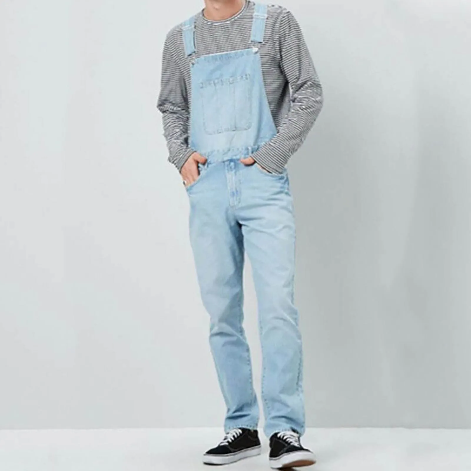 Monos de mezclilla con correa masculina, pecho monocromático con bolsillos grandes, pantalones vaqueros con correa, año