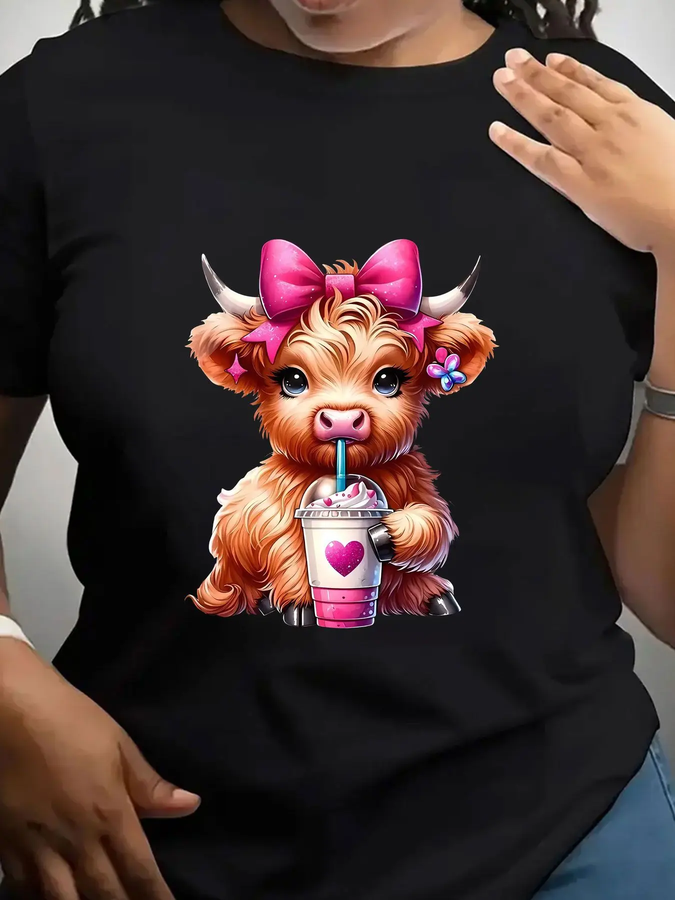 Women's Trendy Crew Neck T-Shirt Cute Highland Cow Drinking Milkshake Suitable for Casual Sportswear