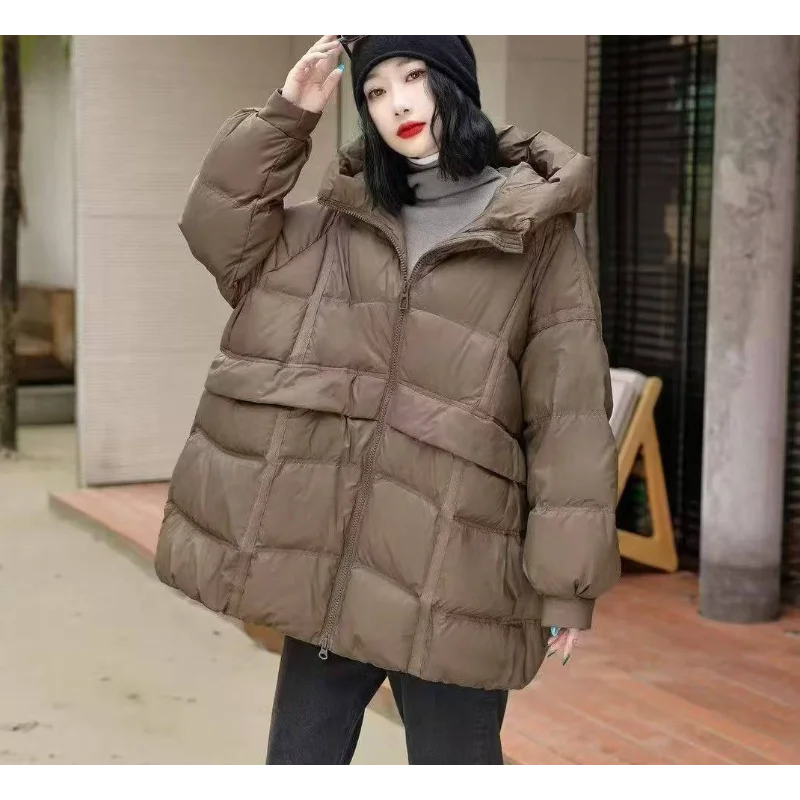 Chaqueta de plumón de longitud media para mujer, nuevo estilo de invierno, abrigo informal de gran tamaño grueso hasta la rodilla con capucha, moda para ir al trabajo, 2025