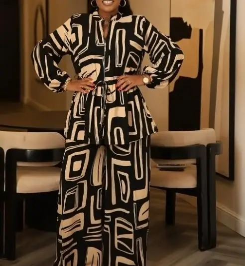 

Комплекты из 2 предметов. Женская одежда. 2025 г. Элегантный комплект брюк с длинными рукавами и воротником-стойкой с принтом и шнурком на талии.